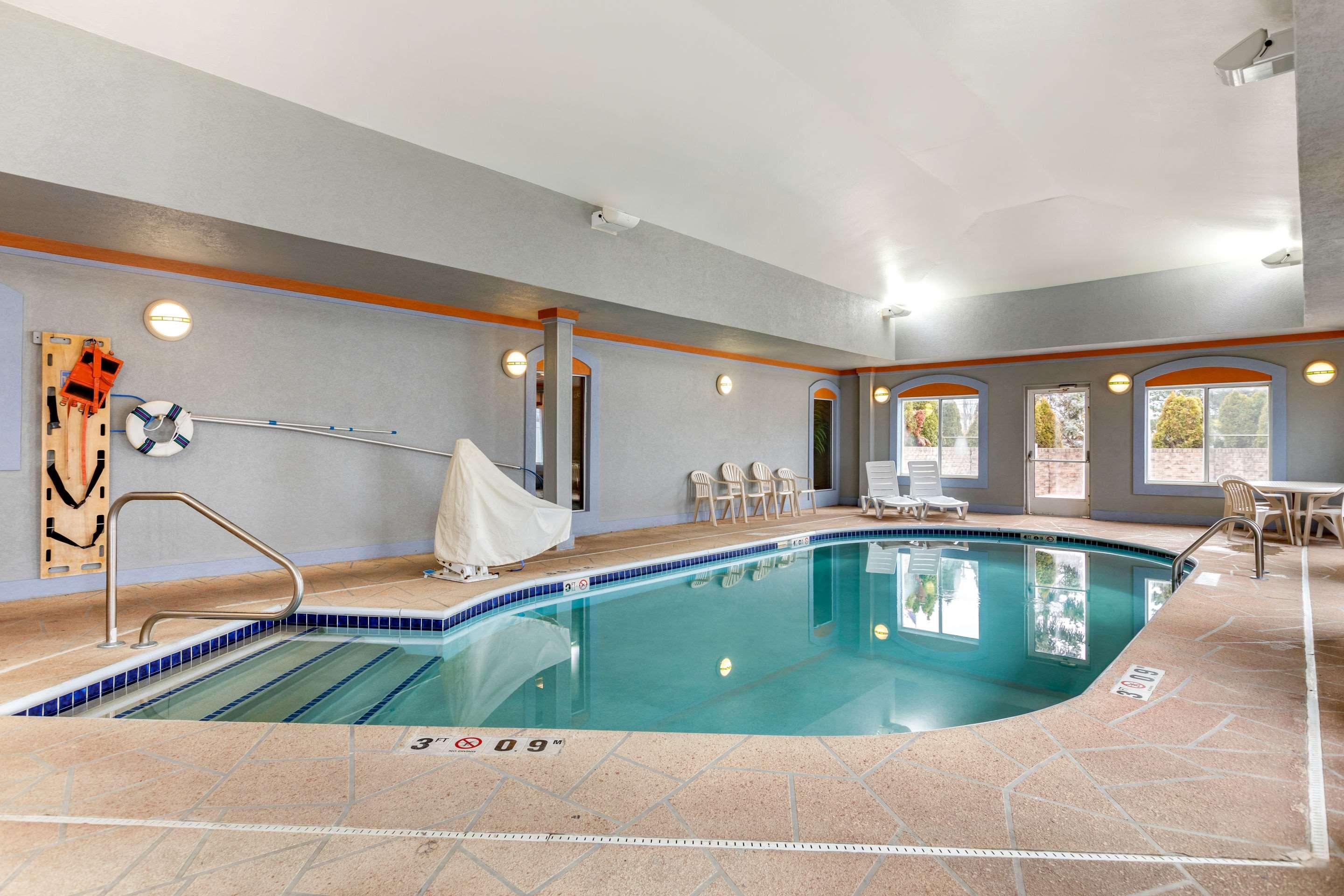 Comfort Suites Southgate-Detroit Екстериор снимка